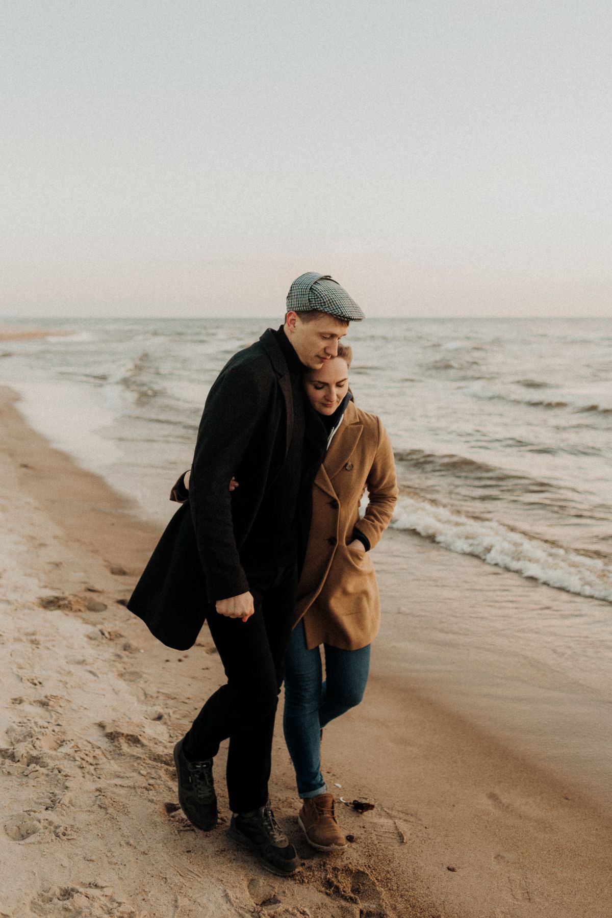 Una pareja camina junto al mar en un momento de cercanía